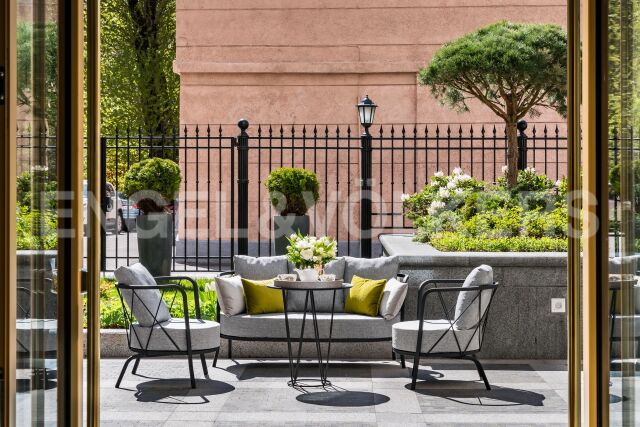 Наб. реки Мойки, 102 – вид на Исаакиевский Собор и панораму реки Мойки