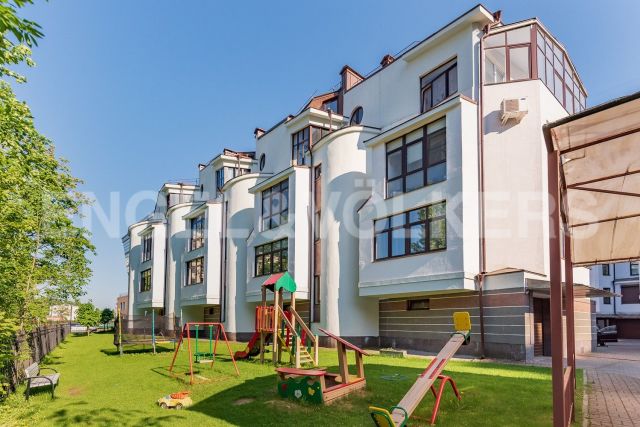 Крестовский, 13 – таунхаус в окружении зелени и парков Крестовского