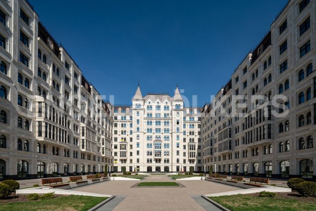 Короленко, 5 – квартира с роскошной гостиной в самом центре Петербурга