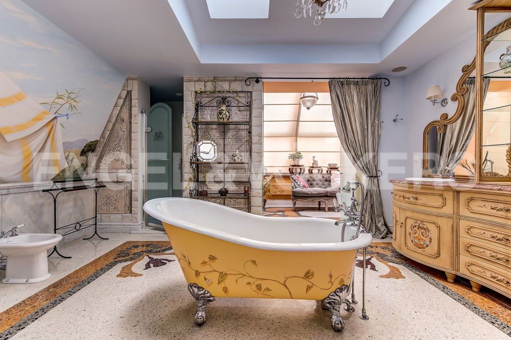 Стилизованная большая ванная комната