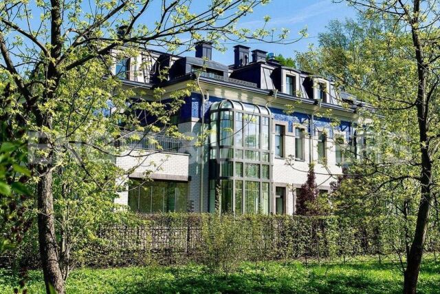 Наб. М. Невки, 33А – фамильный дуплекс в сердце Каменного острова