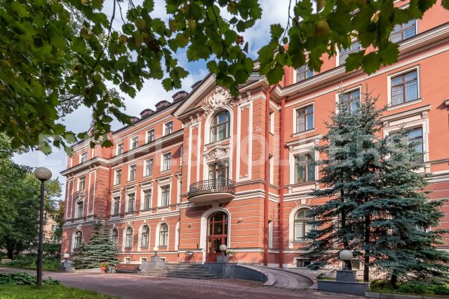 Очаковская, 6 – малоквартирный особняк после реконструкции напротив Смольного