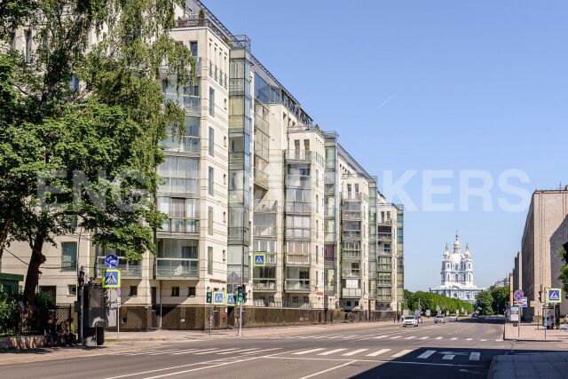 Шпалерная, 60 – современная линия в окружении классики