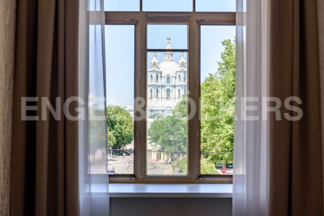 Смольный, 13 – «витрина» Смольного собора