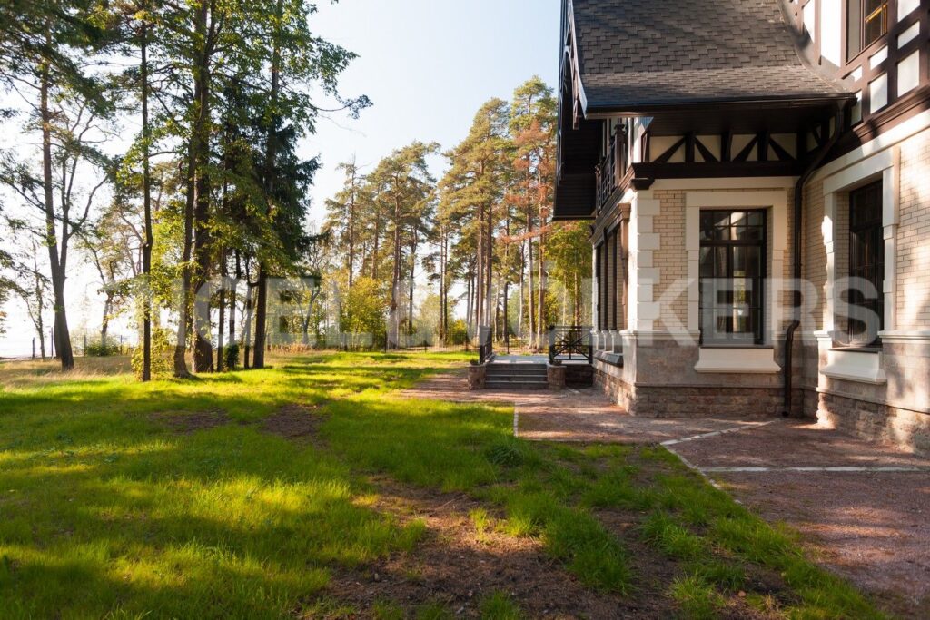  2-я Пляжевая улица, д. 1, лит. Е Фасад дома со стороны залива