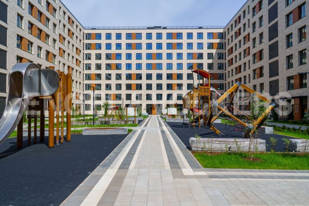 Петровский пр., 26 Благоустроенный двор с площадками для детей разного возраста