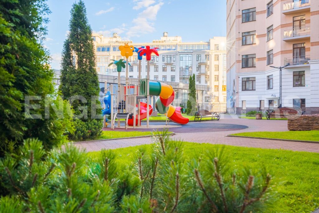 Кемская ул., 1 Детская площадка на территории комплекса