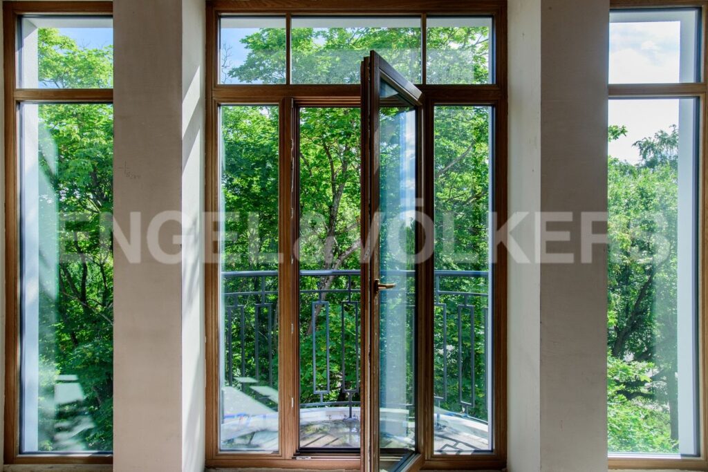 Крестовский пр., 4 Дерево-алюминиевые окна большого формата