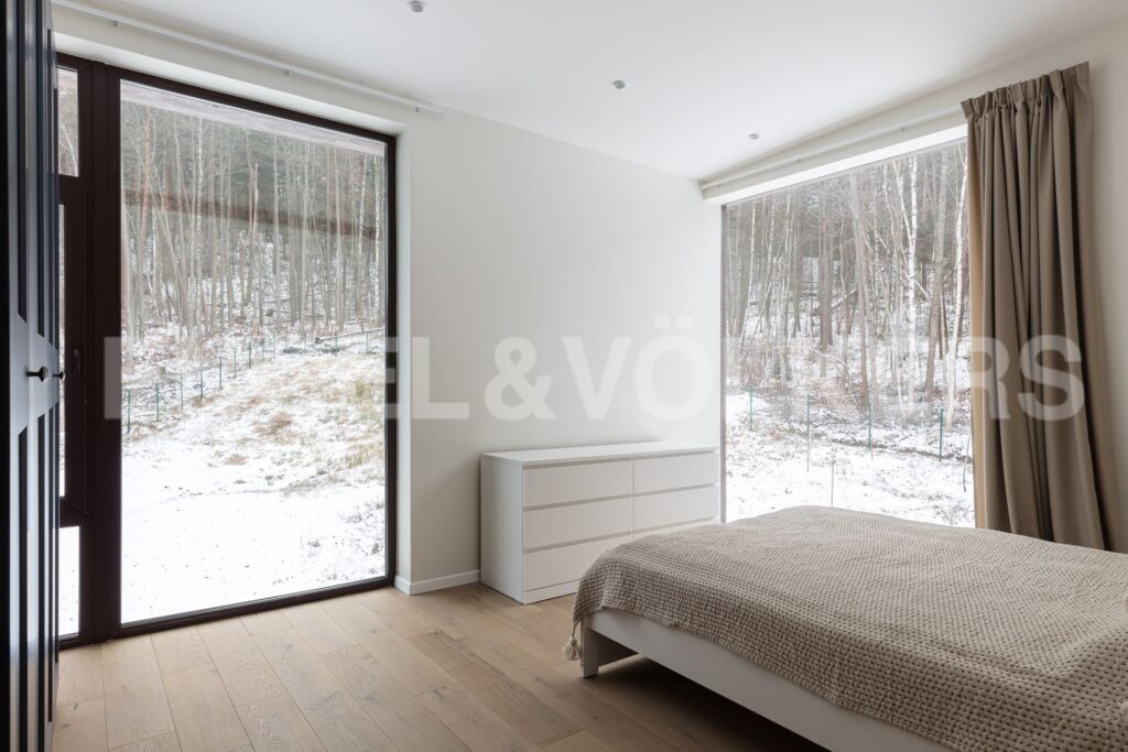 КП «Пески 29» Спальня с панорамными окнами и видом на лес