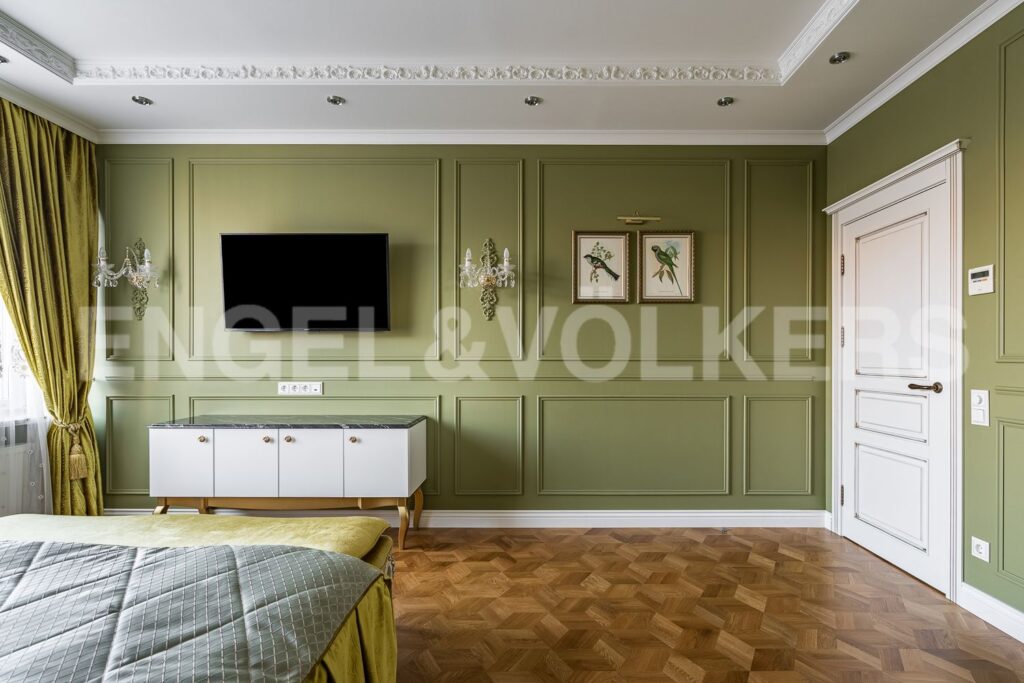 Смольный пр., 17 На стенах авторские картины, краска – LITTLE GREENE