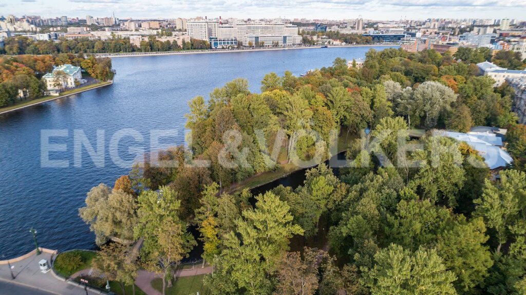 Каменноостровский пр., 64 Лопухинский сад
